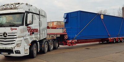 Transport eines Containers mit Übermaßen
