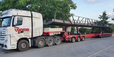 Großraumtransport einer Gehwegbrücke mit Spedition Richter