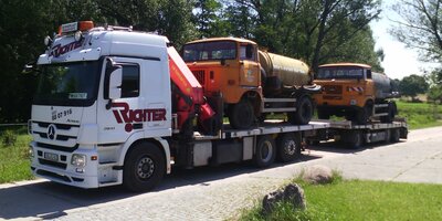 Transport zweier Lastkraftwagen IFA W50 mit Ladekran