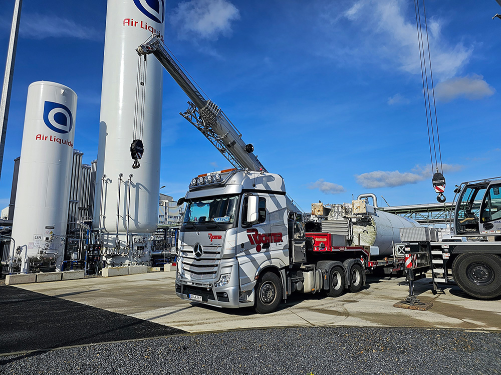 Anlieferung eines Industrieanlagenbauteils per Schwertransport mit Kran am Air-Liquide-Terminal