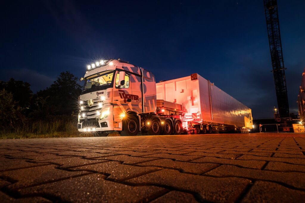 Nächtlicher Schwertransport eines überdimensionalen Industrieanlagenmoduls am Hafenterminal