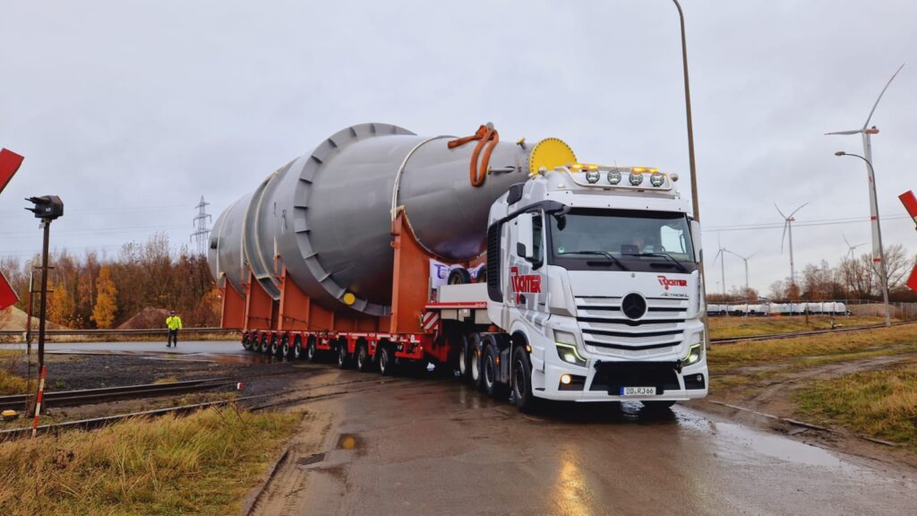 Schwertransport eines großen Industriebauteils mit Spezialauflieger