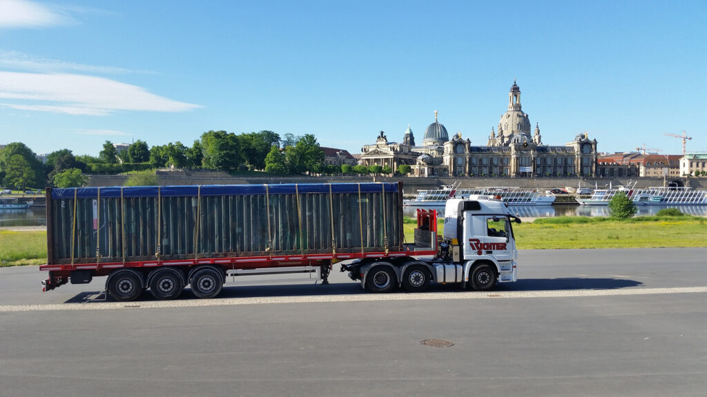 Schwerlasttransport entlang des Terassenufers