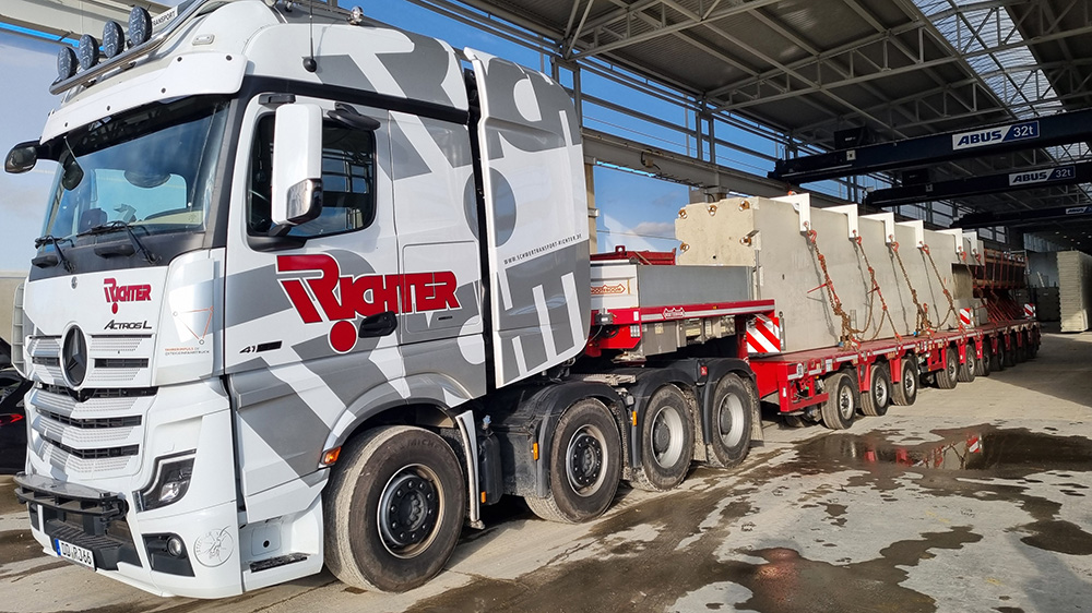 Betonteile auf Schwerlasttransporter