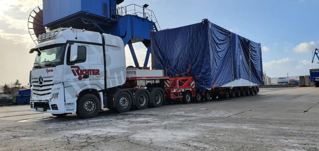 Schwerlasttransport eines überdimensionalen Anlagenteils