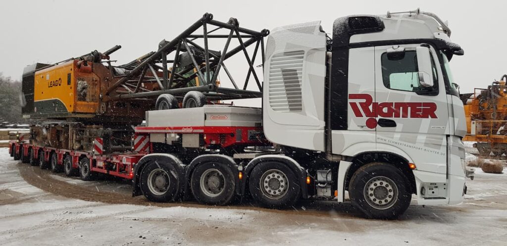 Tagebaumaschine wird auf Schwerlasttransporter angeliefert