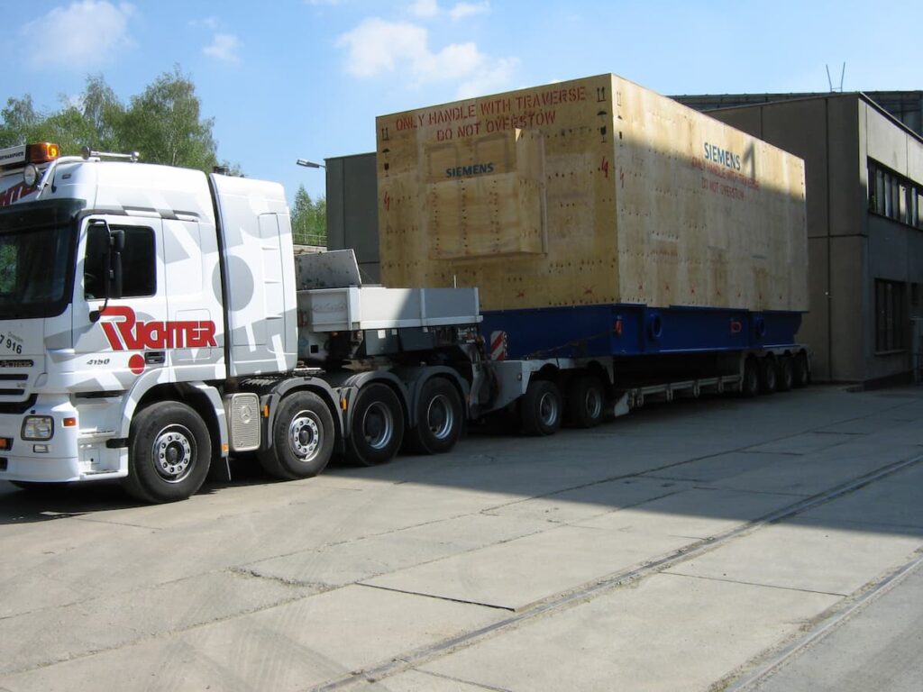 Turbine wird auf Schwerlasttransporter angeliefert