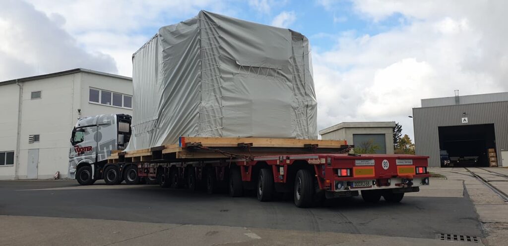 Schwerlasttransport eines Elektromotors