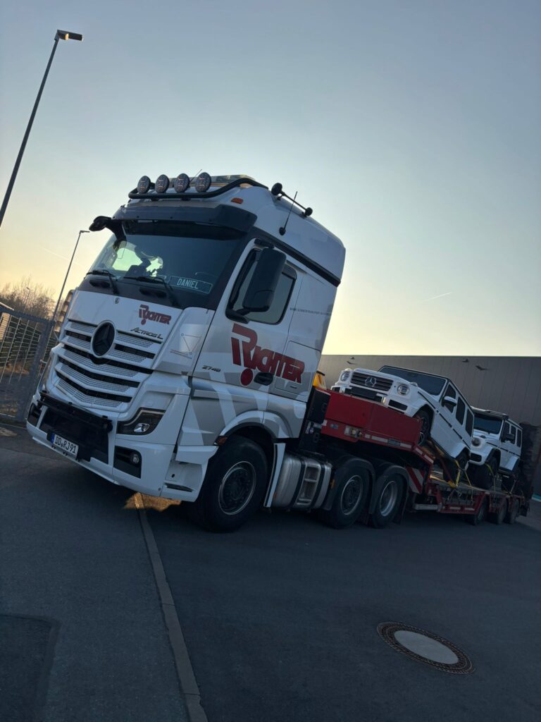 Spezialtransport mehrerer Fahrzeuge auf einem modularen Tieflader