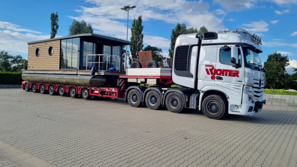 Spezialtransport eines Hausboots auf einem modularen Tieflader
