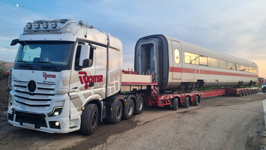 Spezialtransport eines ICE-Waggons auf einem modularen Tieflader
