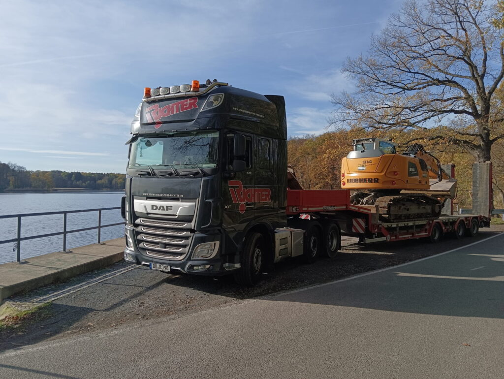 Baggertransport eines LIEBHERR 914 Kettenbaggers auf einem Tieflader
