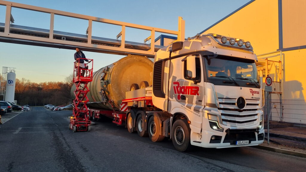 Spezialtransport eines großen Industriebehälters auf einem Tieflader