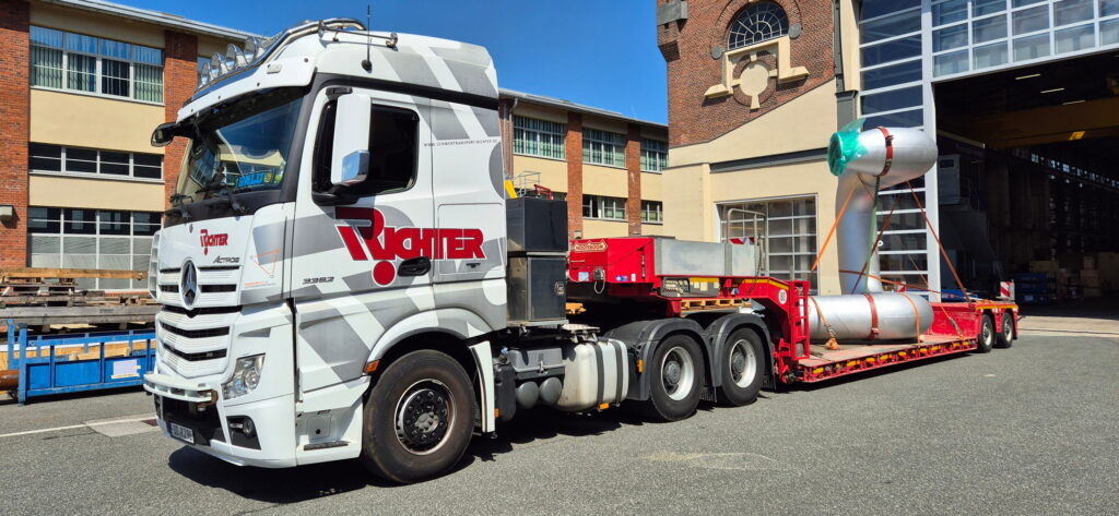 Spezialtransport eines großen Anlagenbauteils auf einem Tieflader