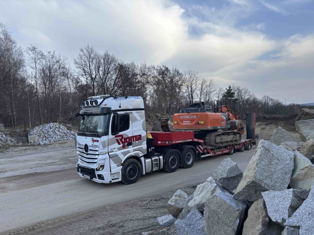 Baggertransport eines Kettenbaggers auf einem Tieflader im Steinbruch