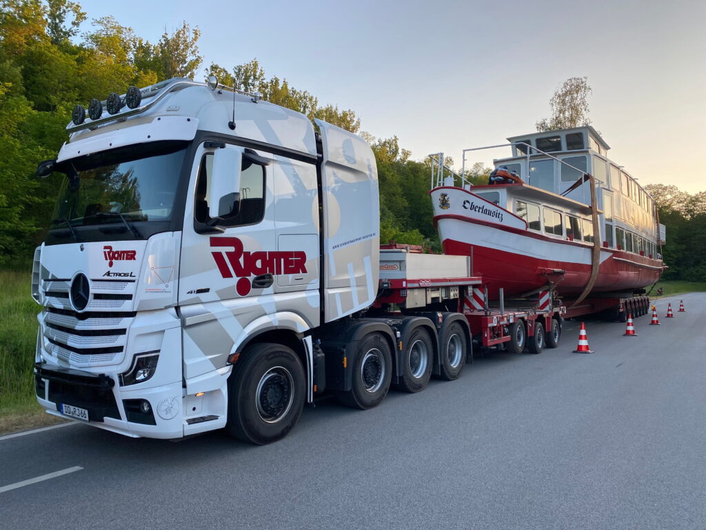 Spezialtransport eines Fahrgastschiffs auf einem modularen Tieflader