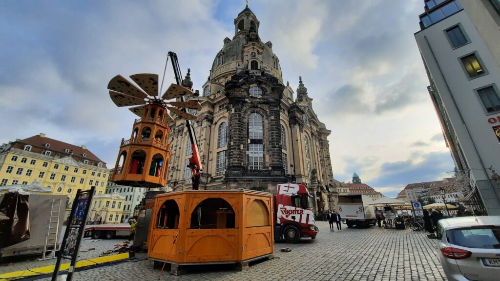 Ladekran beim Aufbau einer Weihnachtspyramide vor der Dresdner Frauenkirche