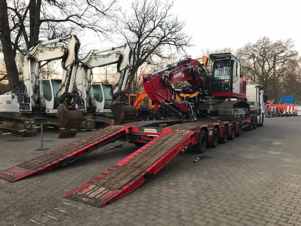 Baumaschinentransport eines LIEBHERR Kettenbaggers auf einem Tieflader