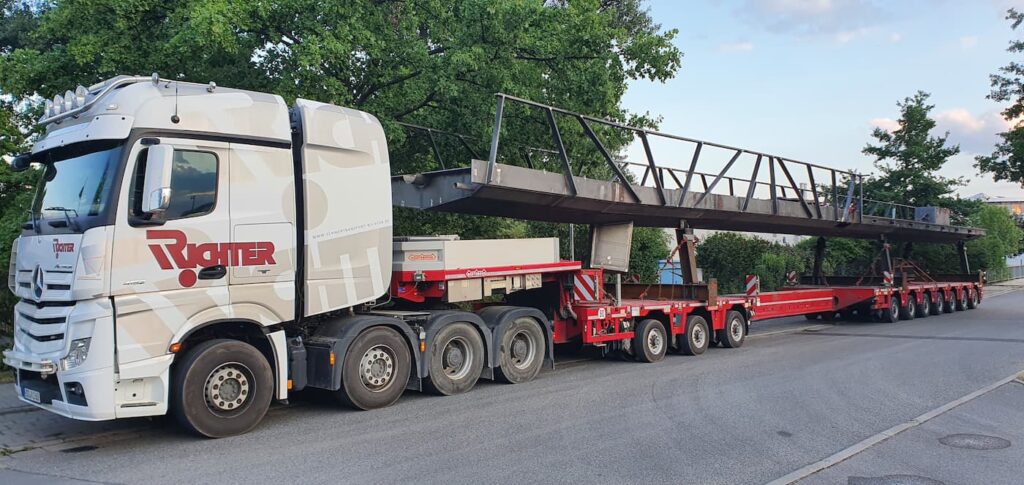 Großraumtransport einer Gehwegbrücke auf einem modularen Schwerlastauflieger