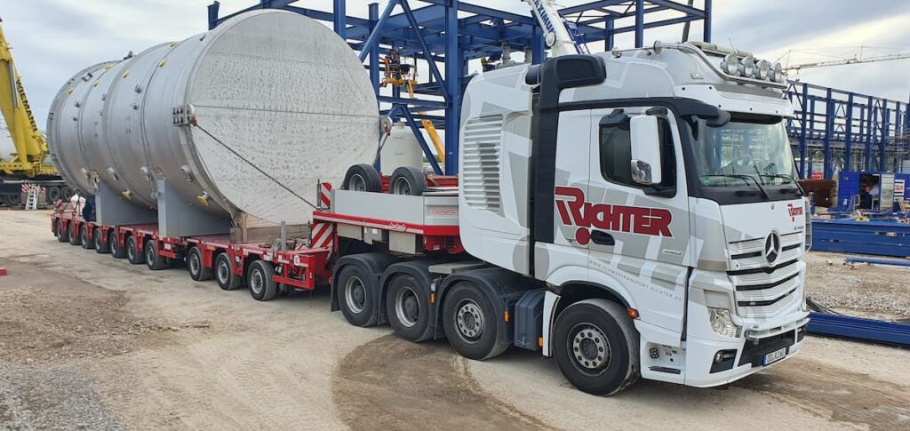 Großraumtransport eines großen Industriebehälters auf einem modularen Schwerlastauflieger