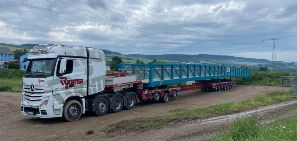 Großraumtransport einer überlangen Stahlkonstruktion auf einem modularen Schwerlastauflieger