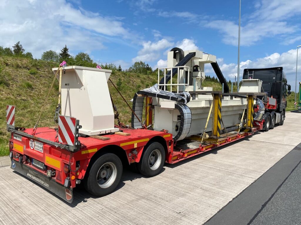 Maschinentransport einer demontierten Industrieanlage auf einem Tiefbettauflieger