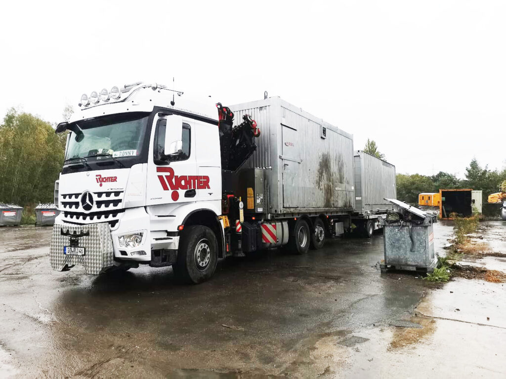 Ladekrantransport zweier Industriecontainer mit einem Lkw-Ladekran