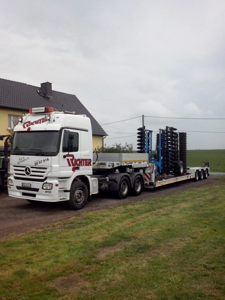 Landmaschinentransport einer zusammengeklappten Scheibenegge auf einem Tiefbettauflieger
