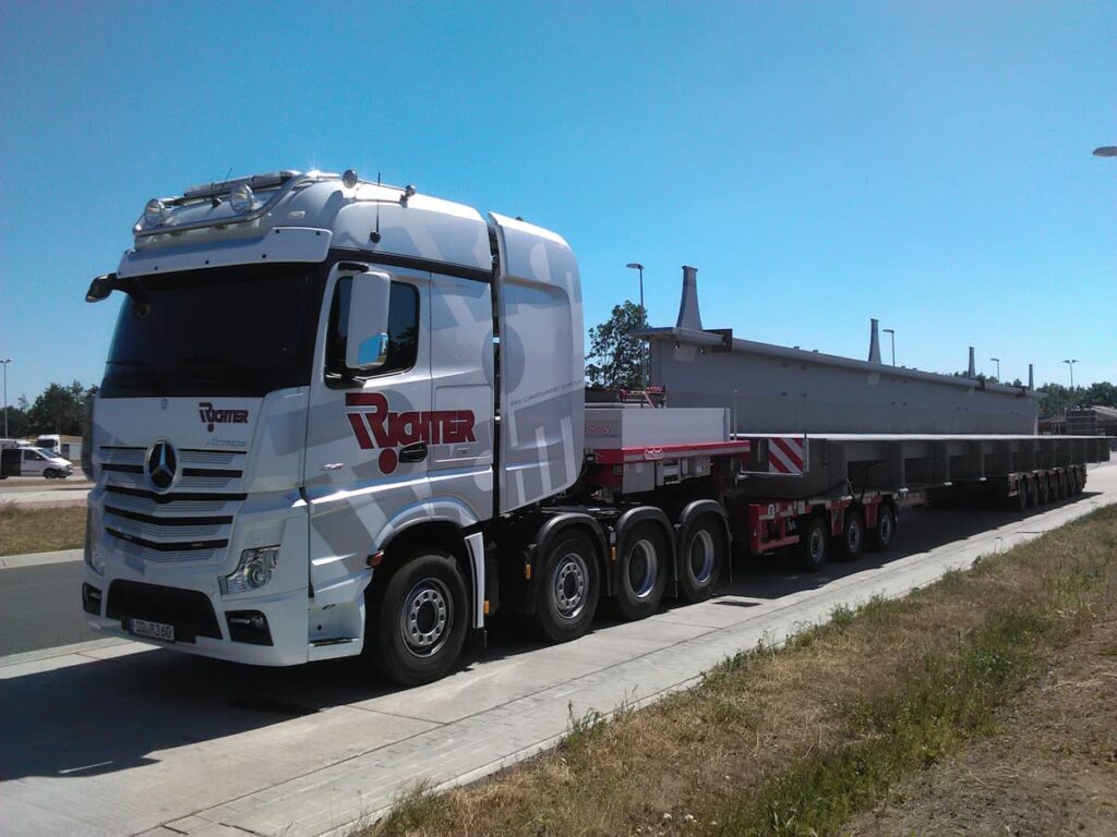 Spezialtransport eines großen Stahl-Brückenteils auf einem modularen Schwerlastauflieger