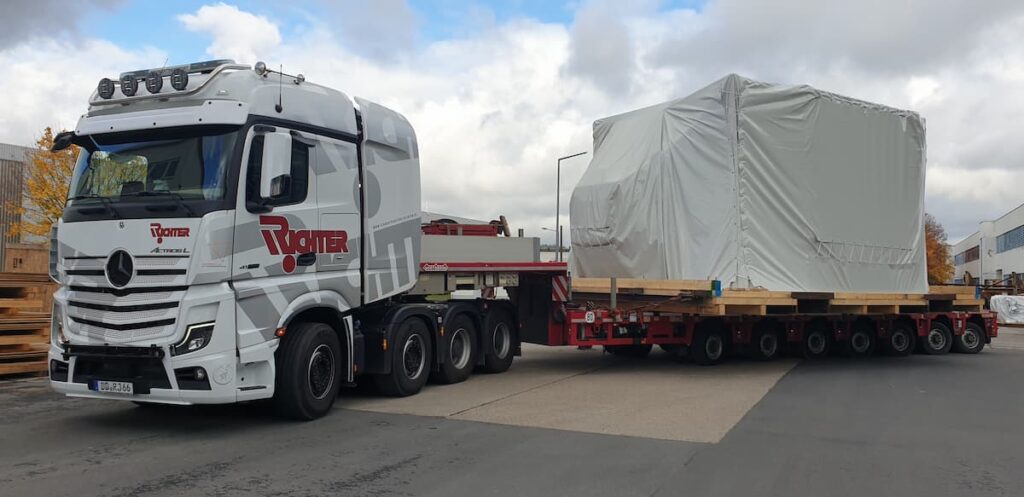 Großraumtransport eines verpackten Generators auf einem modularen Schwerlastauflieger