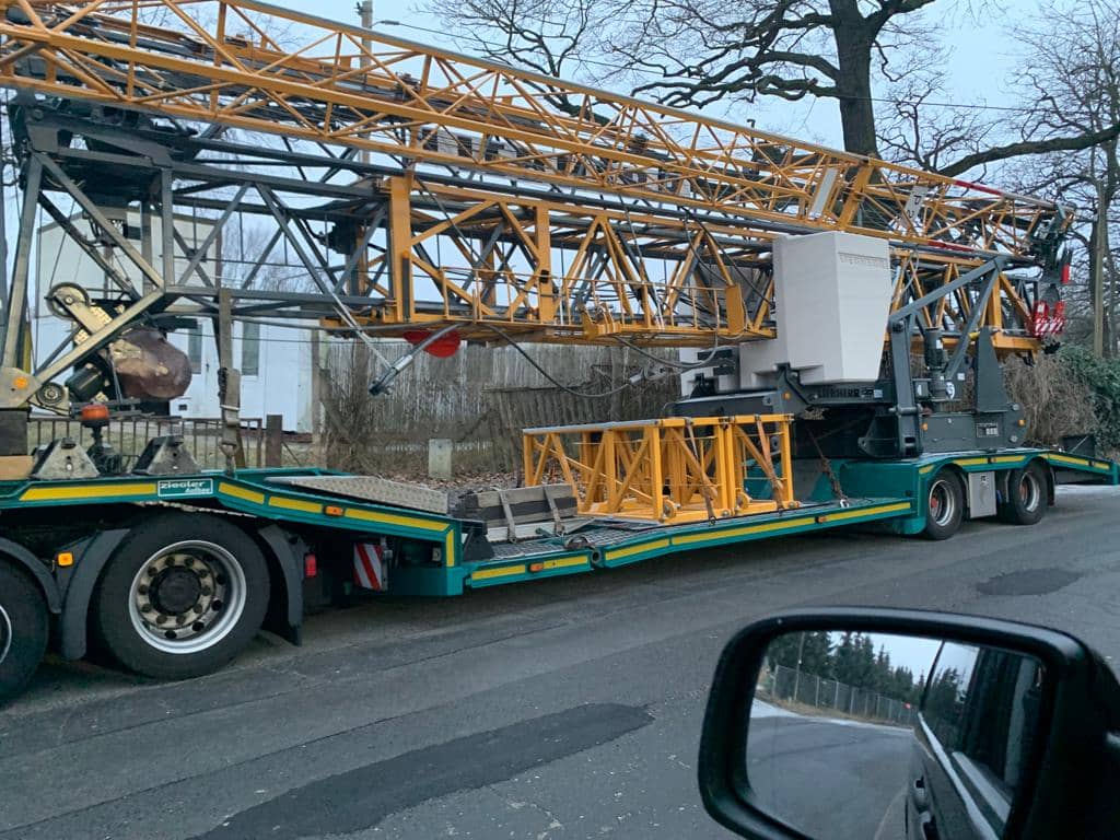 Krantransport eines LIEBHERR Turmdrehkrans auf einem Tiefbettauflieger