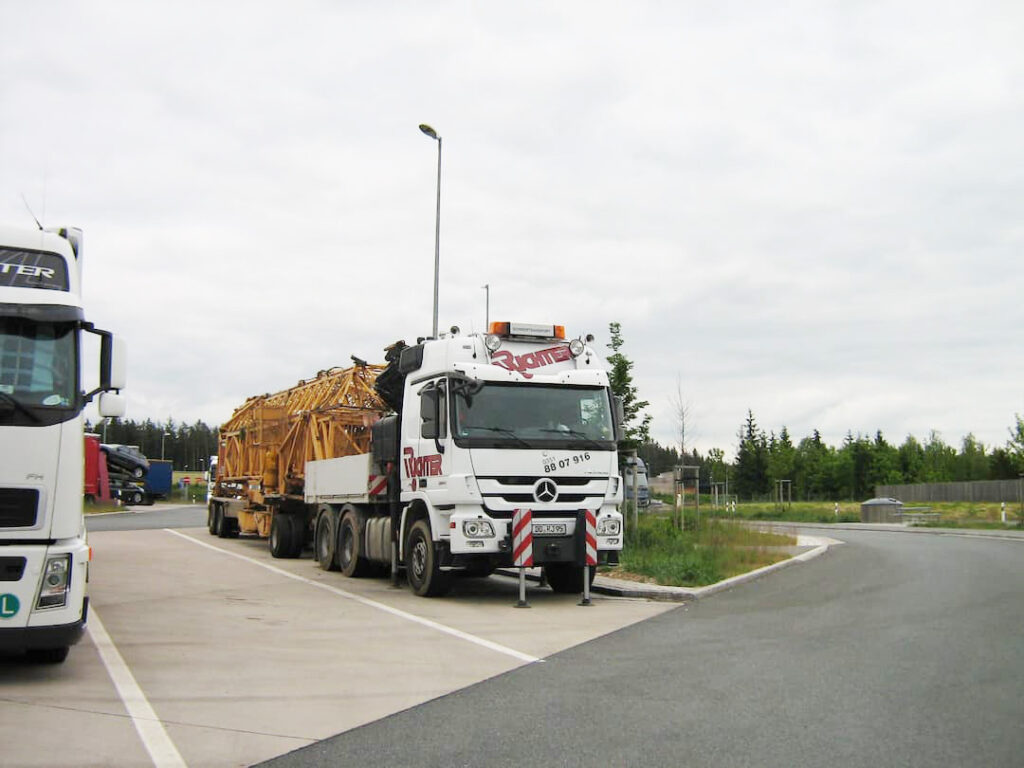 Krantransport eines LIEBHERR Schnelleinsatzkrans auf einem Spezialfahrzeug