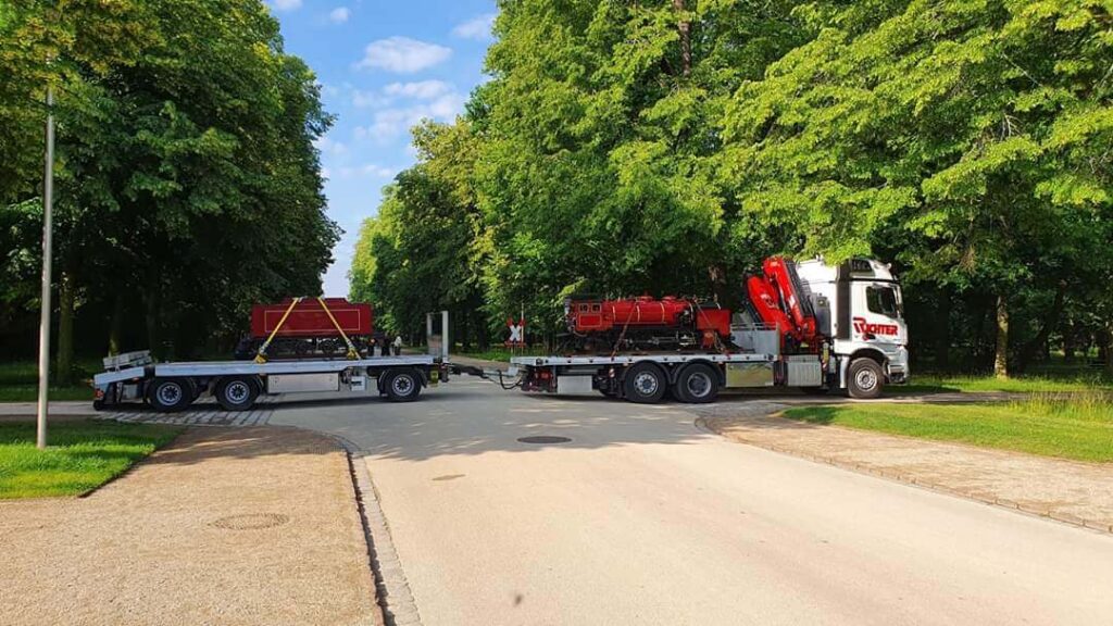 Ladekrantransport eines großen Bauteils mit Lkw-Ladekran und Anhänger