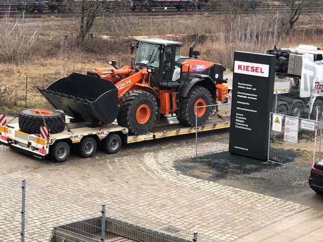 Baumaschinentransport eines HITACHI Radladers auf einem Tieflader