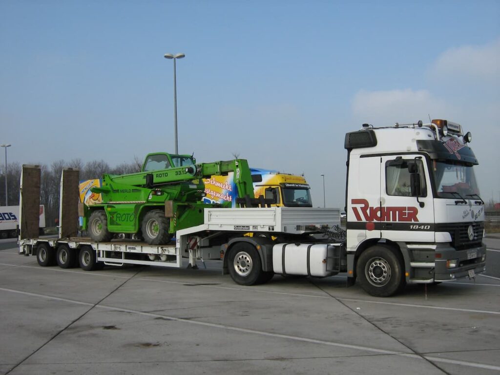 Staplertransport eines Teleskopstaplers auf einem Tieflader