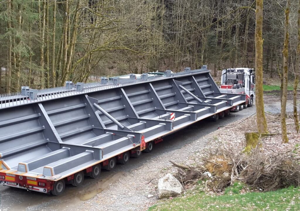 Spezialtransport eines überlangen Brückenteils auf einem modularen Schwerlastauflieger